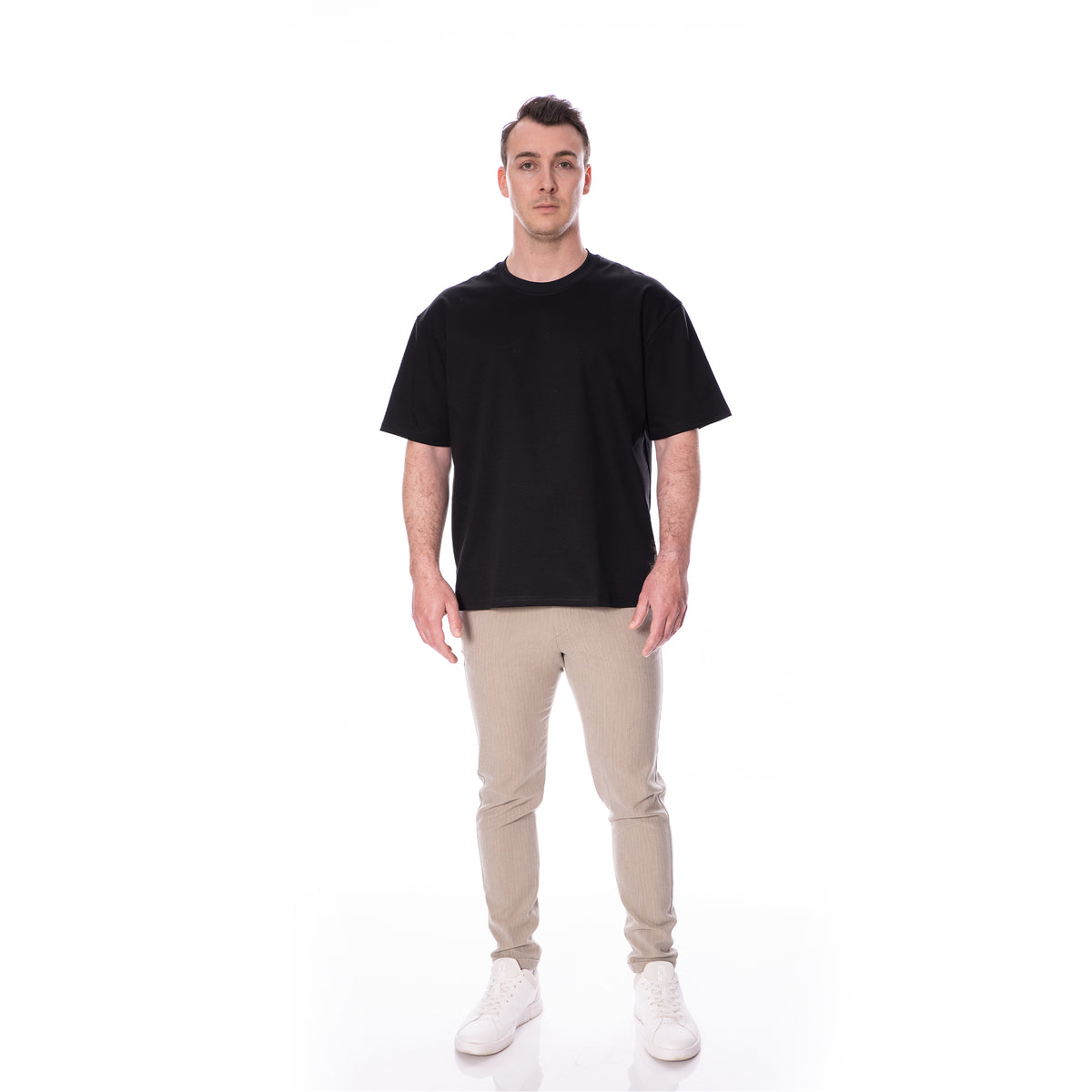 Model trägt schwarzes Pima T-Shirt im Relaxed Fit, Made in Germany