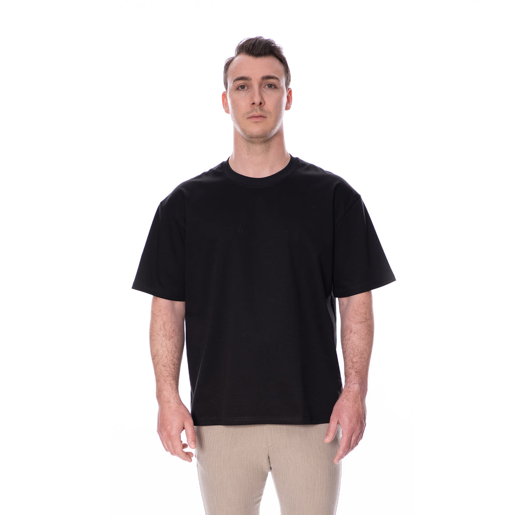 Model trägt Made in Germany T-Shirt aus Pima-Baumwolle in Schwarz