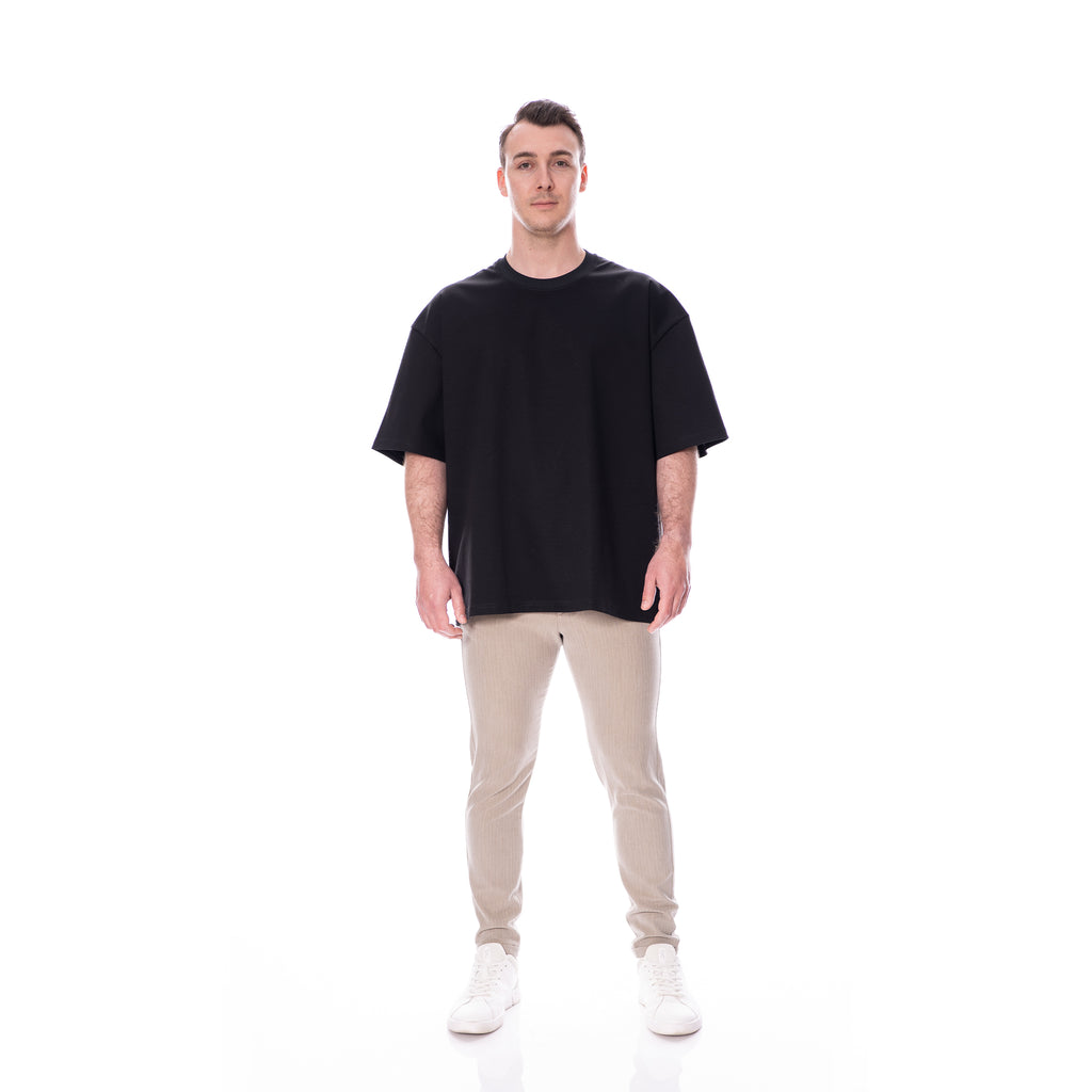 Model trägt schwarzes Oversized T-Shirt aus Pima-Baumwolle, Made in Germany