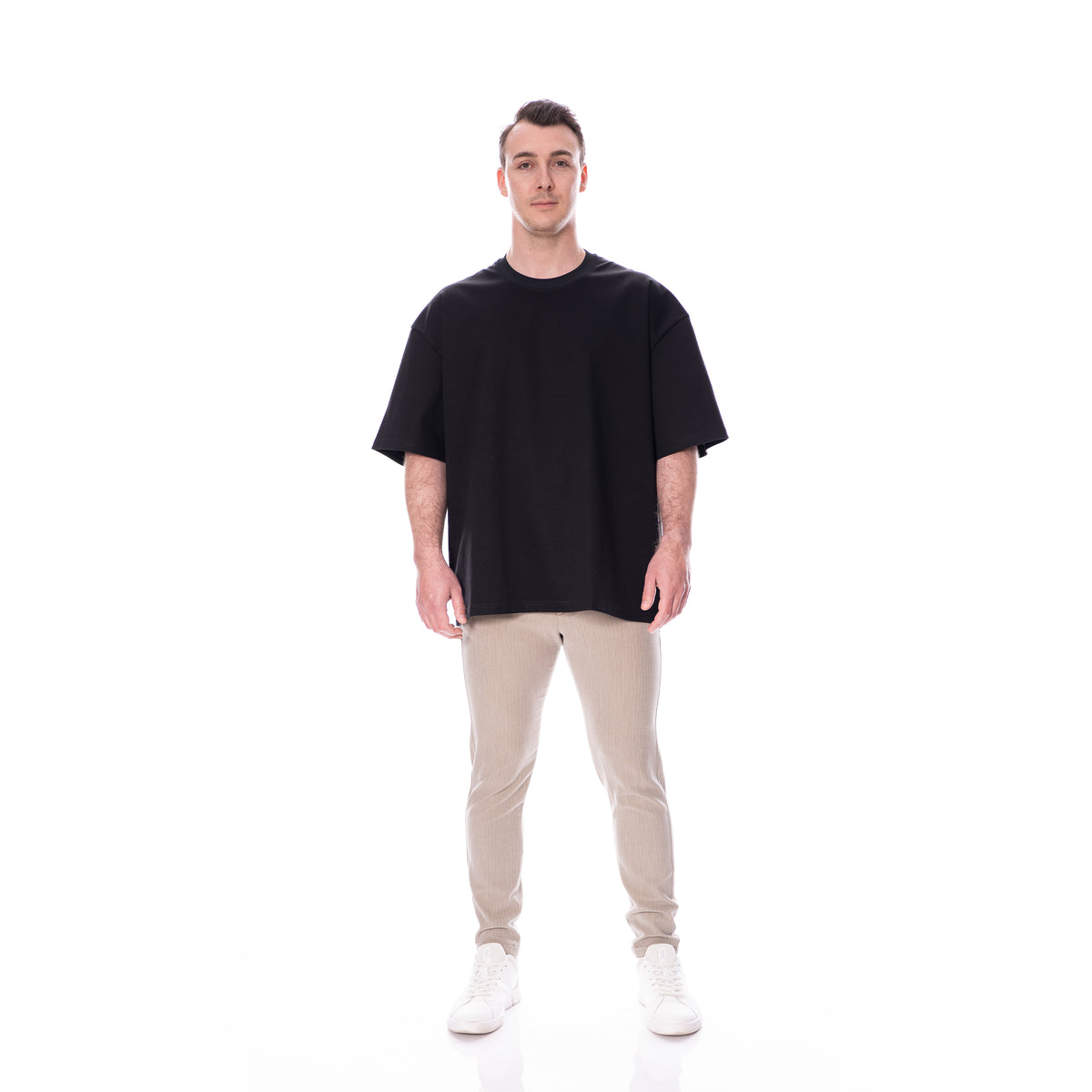 Model trägt schwarzes Oversized T-Shirt aus Pima-Baumwolle, Made in Germany