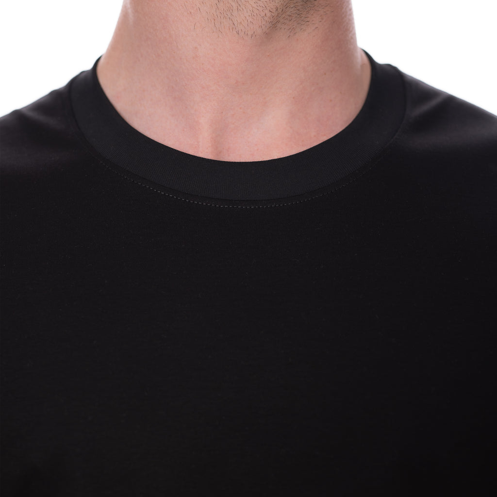 Nahaufnahme Halsausschnitt T-Shirt aus Pima-Baumwolle
